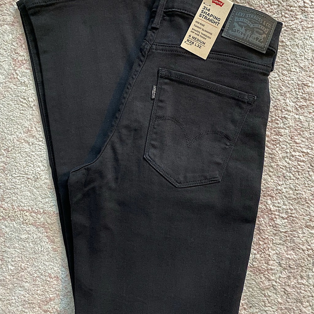 Levis Women’s 314 Shaping Straight Jeans NWT